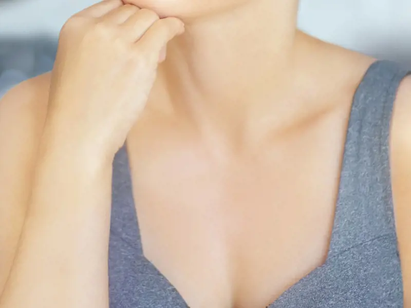 FALTENBEHANDLUNG AM DEKOLLETÉ